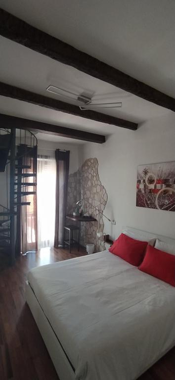 sypialnia z dużym białym łóżkiem z czerwonymi poduszkami w obiekcie Casa di Nonno w mieście Isernia