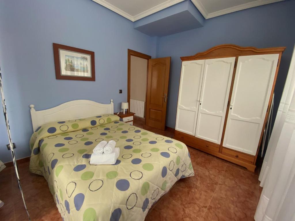 A bed or beds in a room at Apartamentos Pineda