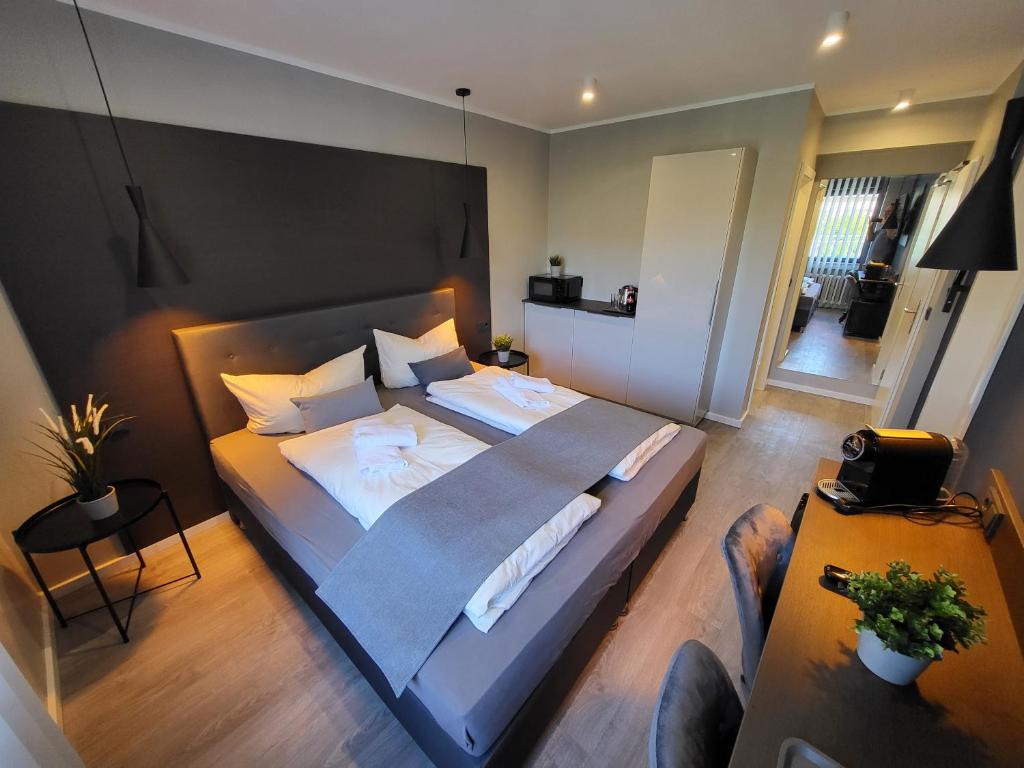 een slaapkamer met een groot bed in een kamer bij Liro Hotel Moers in Moers
