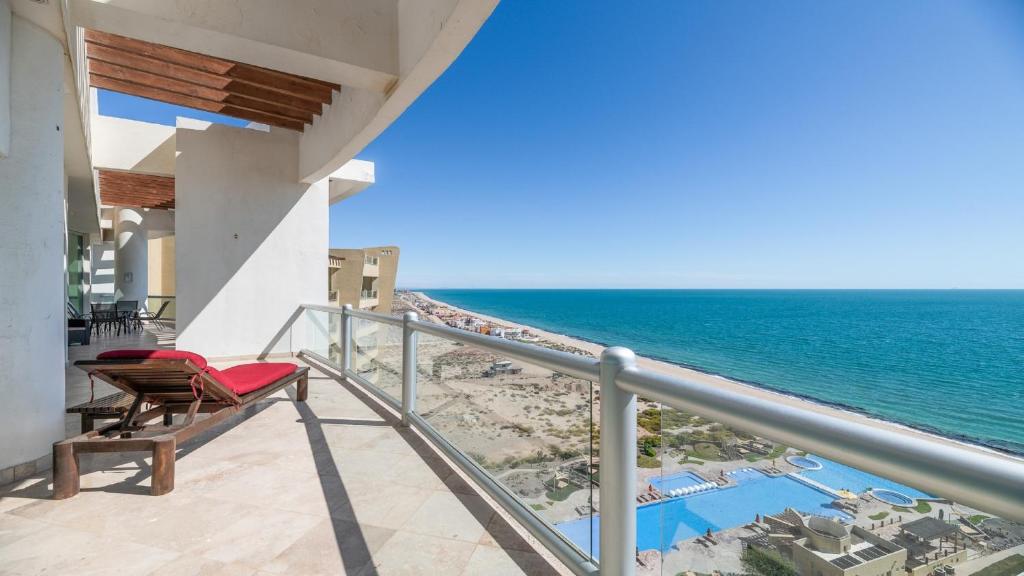 balcón con vistas al océano en Luna Blanca Penthouse by Kivoya en Puerto Peñasco