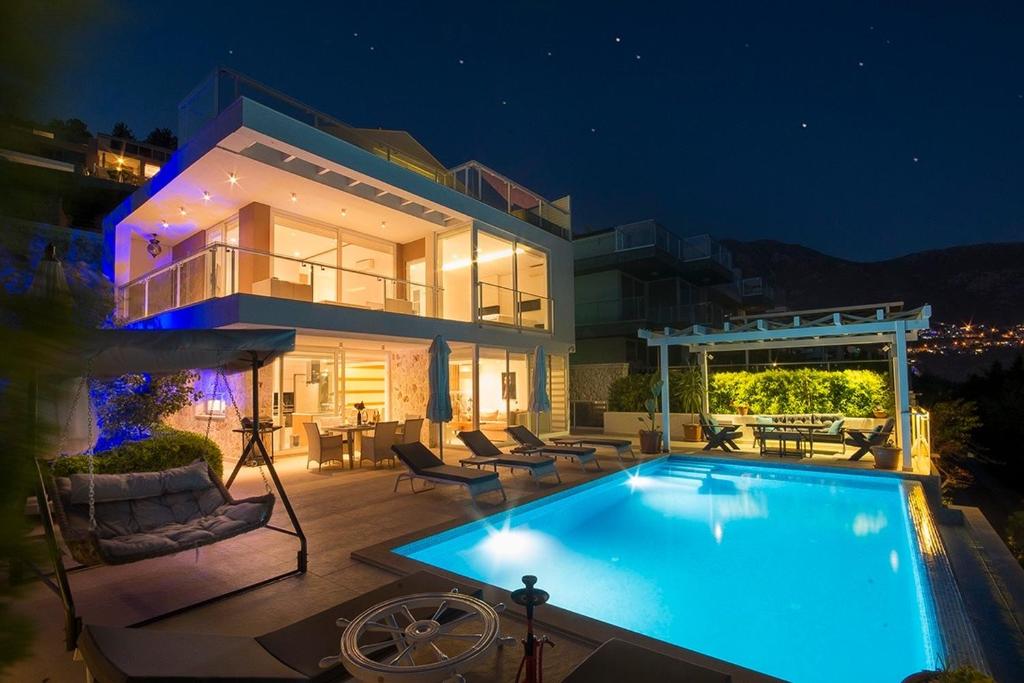 a house with a swimming pool at night at VİLLA CHREMADO ULTRA LÜKS in Kaş