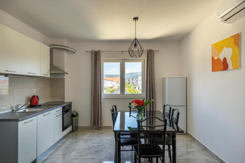 Kuhinja ili čajna kuhinja u objektu Apartman Krstičević