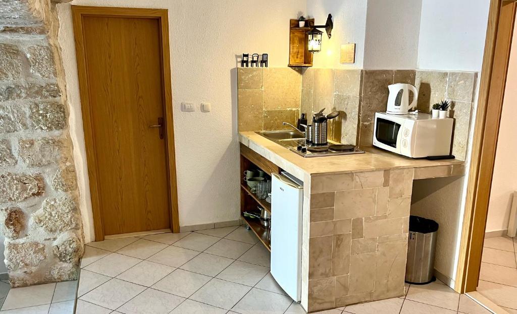 Kuchyňa alebo kuchynka v ubytovaní Apartments Toni - Slano