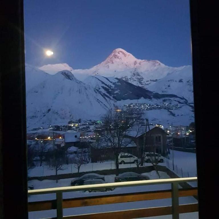 Vista generica sulle montagne o vista sulle montagne dall'interno dell'hotel
