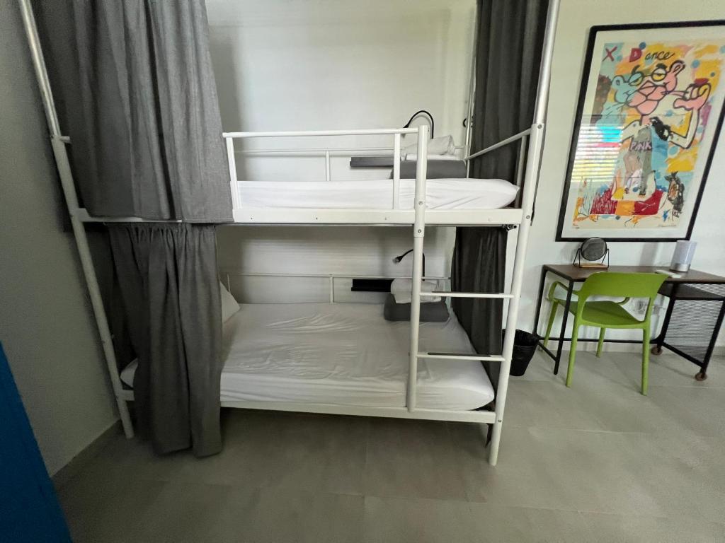 Postel nebo postele na pokoji v ubytování Nomada Beach Hostel- Isla Verde