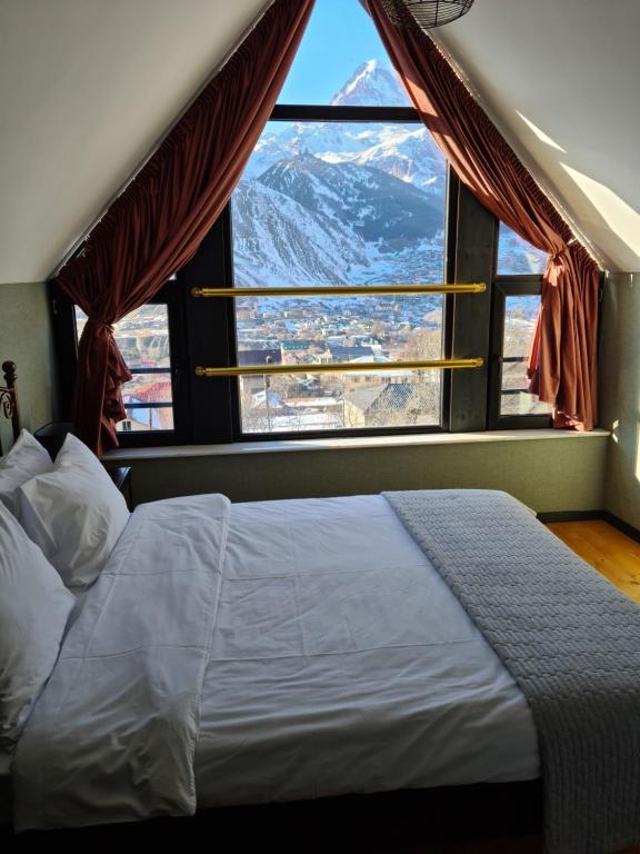 Säng eller sängar i ett rum på Hilltop Kazbegi