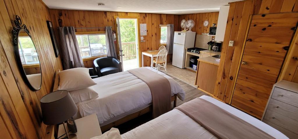 Voodi või voodid majutusasutuse Parkway Cottage Resort and Trading Post toas