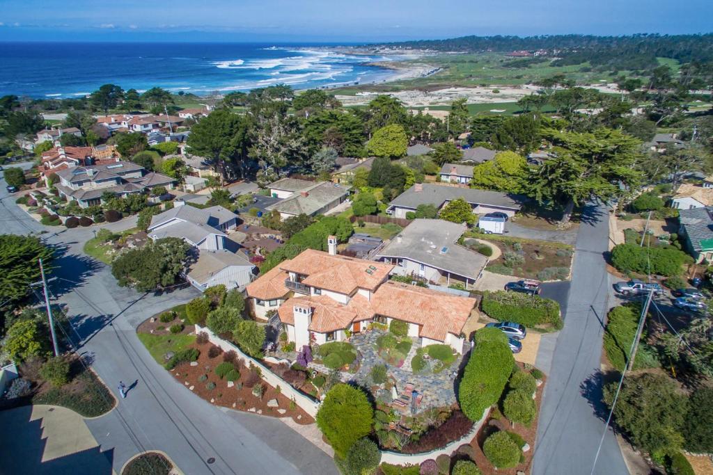 una vista aérea de un barrio con casas y el océano en Coral Oasis, en Pebble Beach