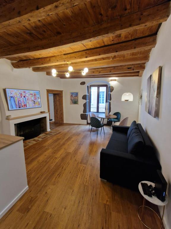 Posedenie v ubytovaní Elegant flat in old town, 2 mins walk to lake