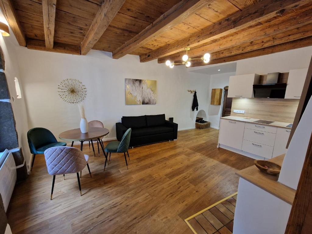 Posedenie v ubytovaní Elegant flat in old town, 2 mins walk to lake