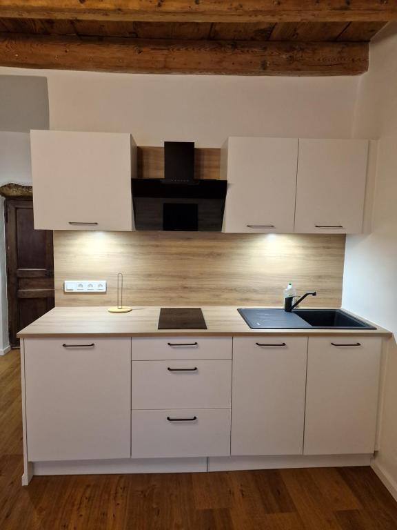 Kuchyňa alebo kuchynka v ubytovaní Elegant flat in old town, 2 mins walk to lake