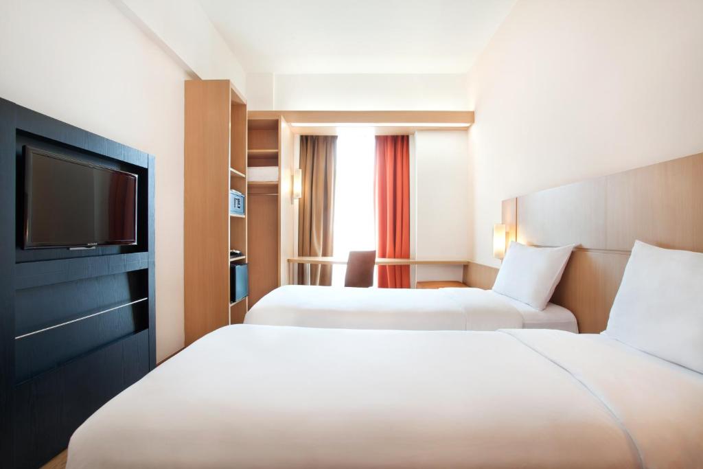 Postel nebo postele na pokoji v ubytování Ibis Bandung Trans Studio