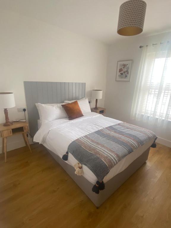 Una cama o camas en una habitación de Racecourse View