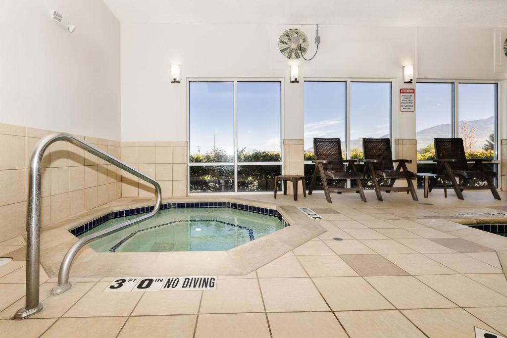 Bazén v ubytování Comfort Inn & Suites Logan Near University nebo v jeho okolí