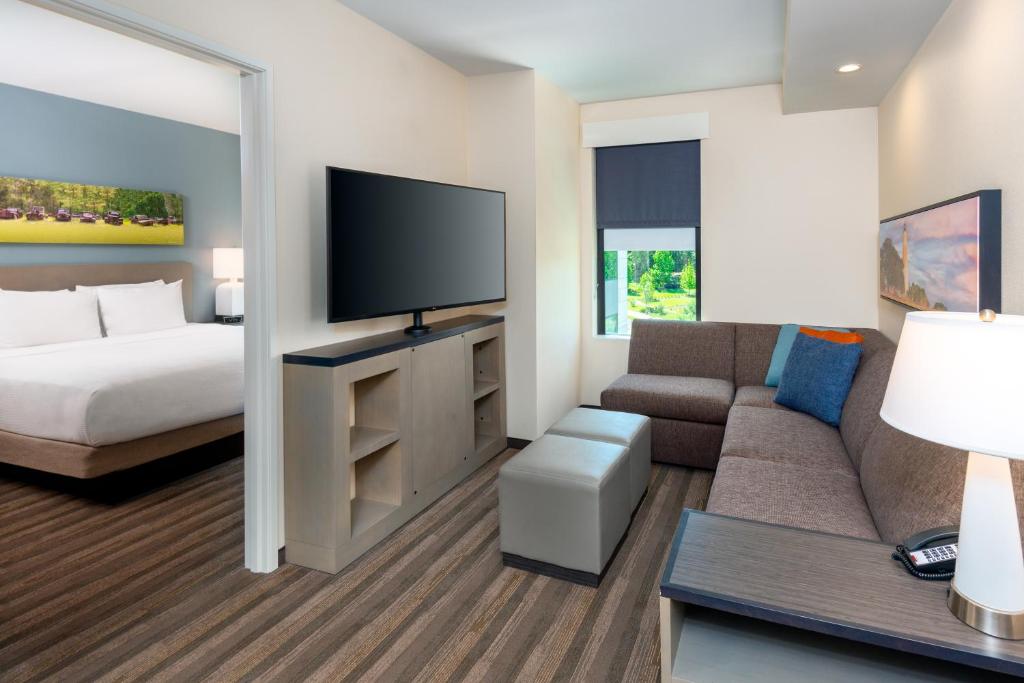 Hyatt House Tallahassee Capitol University - One-Bedroom King Suite With Sofa Bed And Kitchen