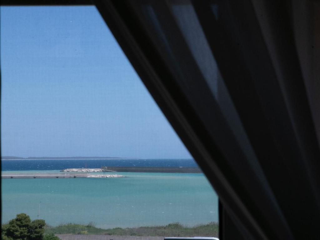 een uitzicht op de oceaan vanuit een treinraam bij B&B al sesto piano in Crotone