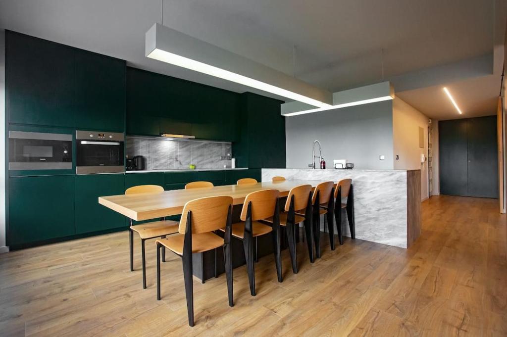 Luxury apartment near Fonte Luminosa في لشبونة: غرفة طعام مع طاولة وكراسي في مطبخ