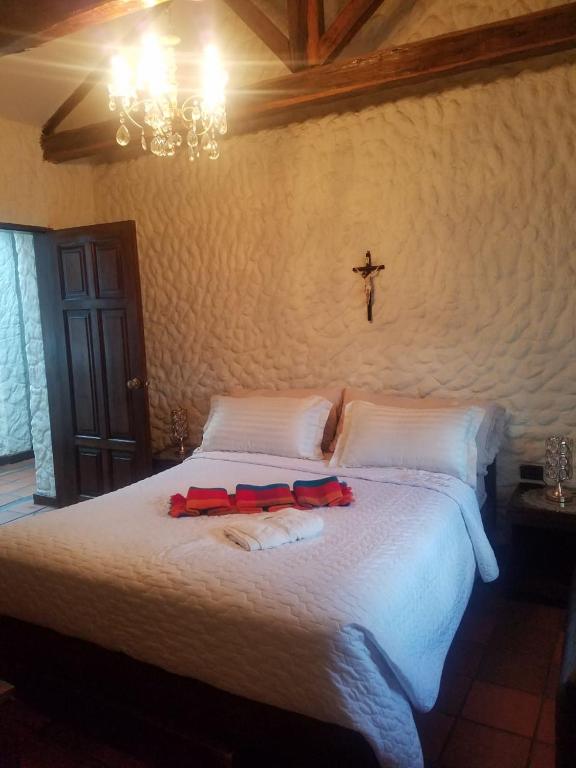 Postel nebo postele na pokoji v ubytování HOTEL Quito Antiguo
