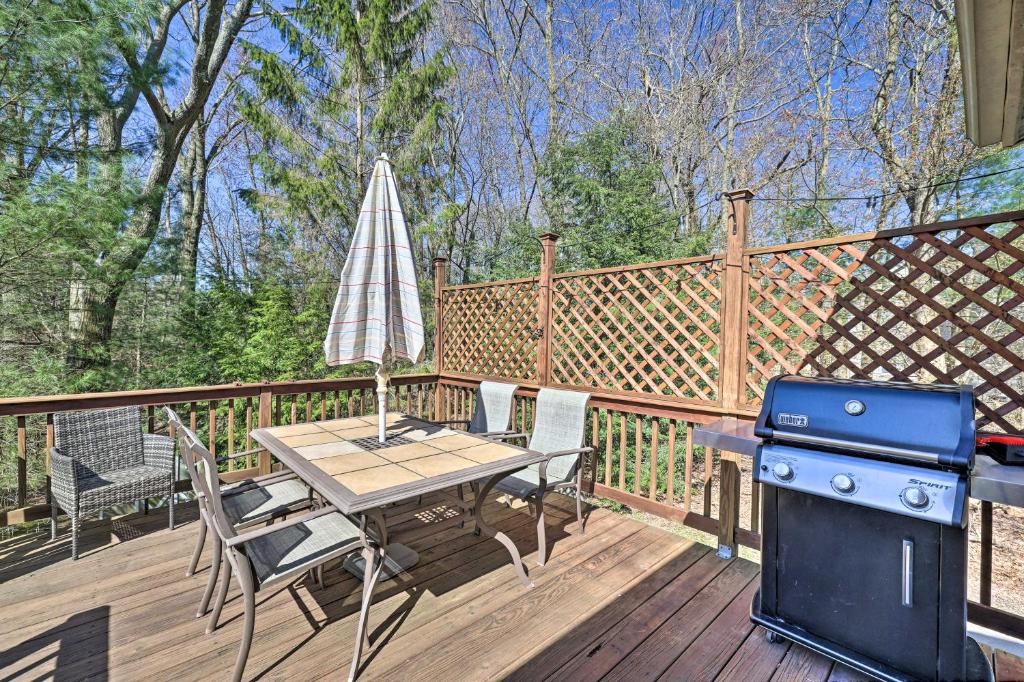 Imagen de la galería de Pocono Mountain Home with Large Deck and Beach Access!, en Pocono Summit