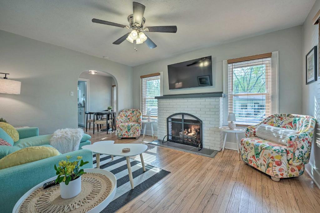sala de estar con sofá y chimenea en The Gracie Cottage with Hot Tub and Fireplace!, en Benton Harbor