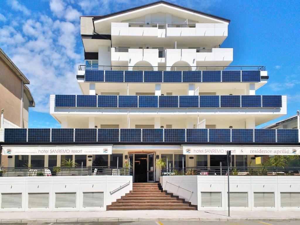 budynek z panelami słonecznymi na fasadzie w obiekcie Hotel Residence Sanremo w Grado