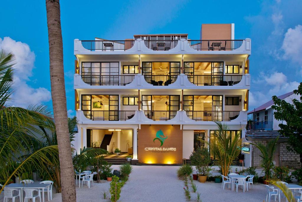un hotel en la playa por la noche en Crystal Sands, en Maafushi