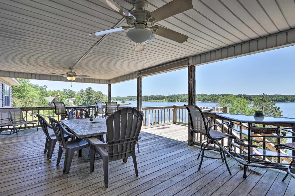 House with Dock and Slide Situated on Lake Sinclair! - Casa De Vacaciones