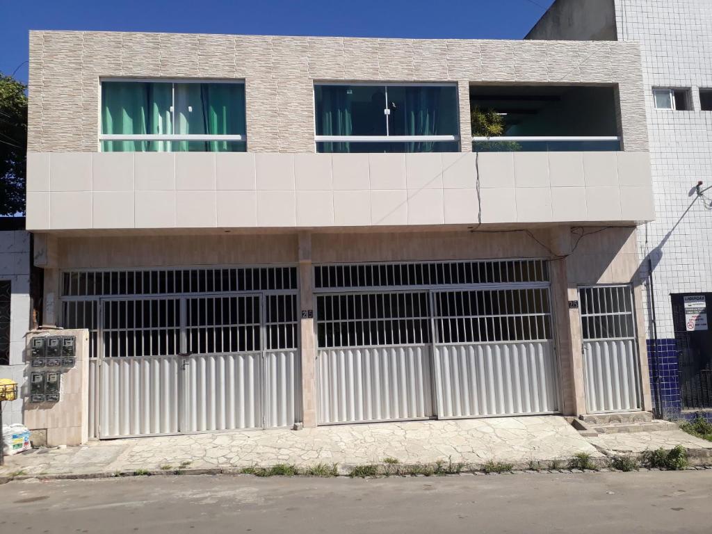 um edifício com um portão branco em frente em Casa Bairro Boa Vista 1 em Caruaru
