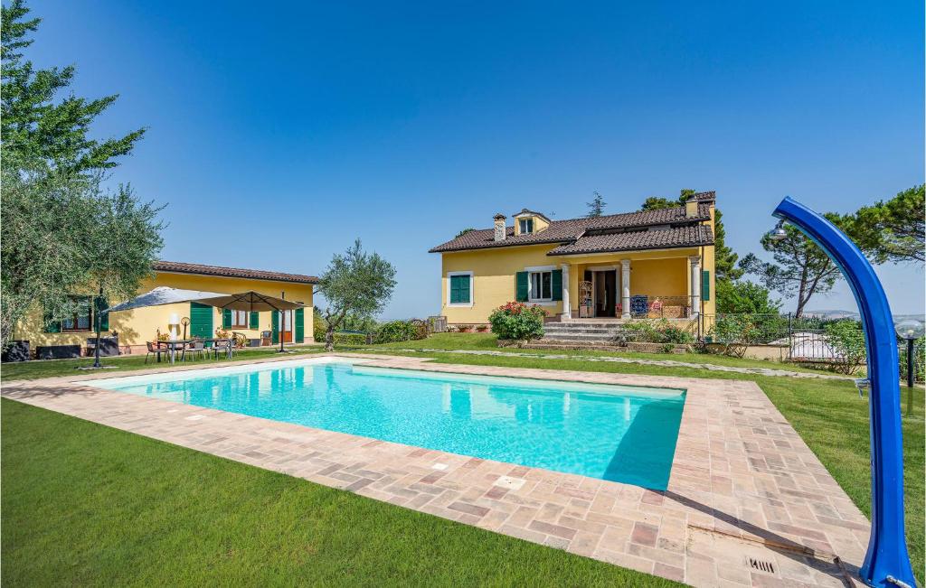 uma casa com piscina num quintal em Gorgeous Home In Mogliano With Wifi em Mogliano