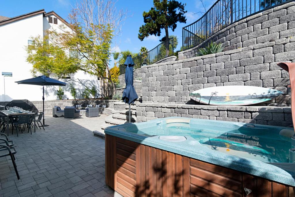 una bañera de hidromasaje junto a una pared de ladrillo en La Jolla Mesa Manor, en San Diego