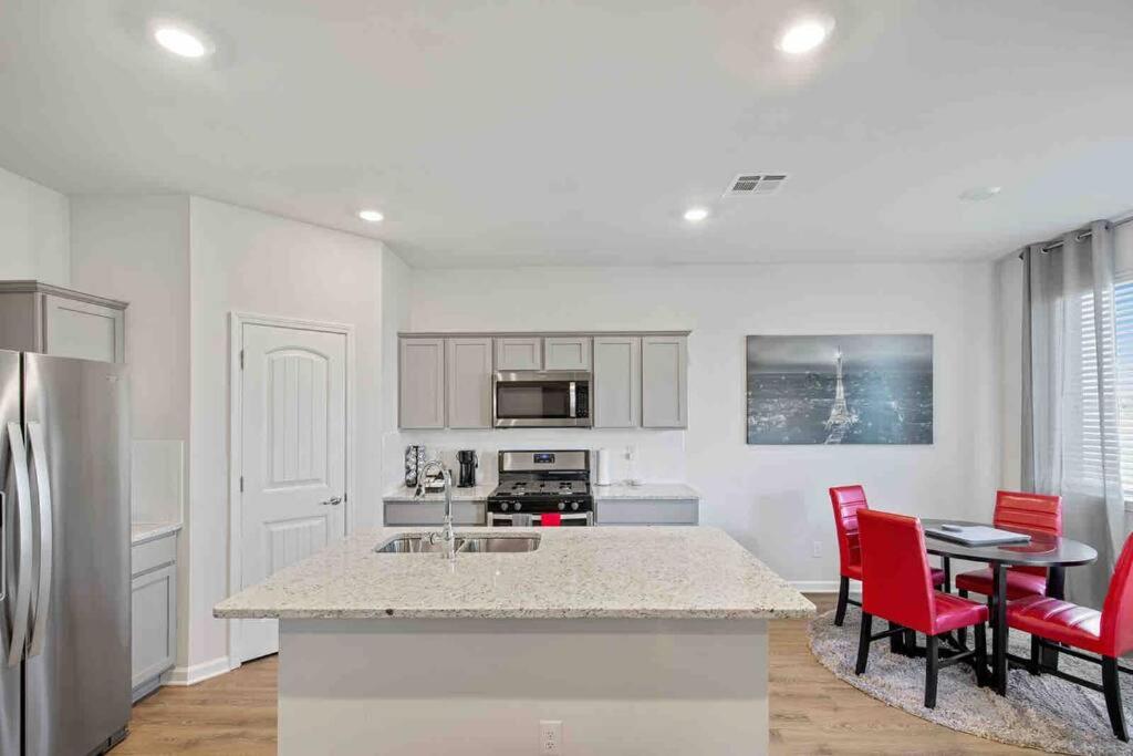 Family friendly house surrounded by lakes - Housity