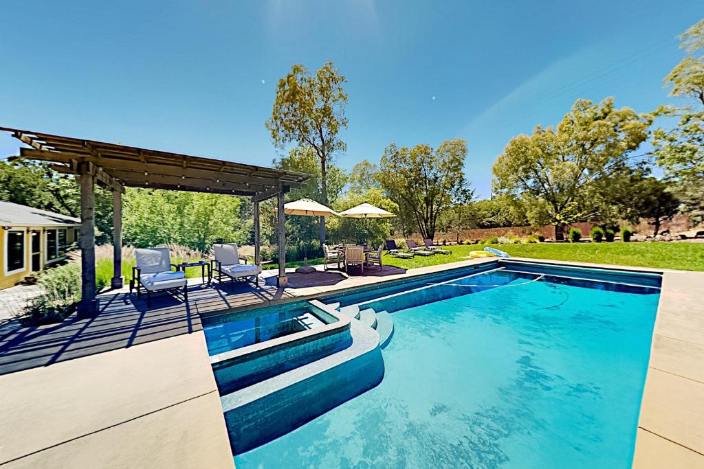 una piscina con 2 sillas y un pabellón en Warm Springs Paradise, en Glen Ellen