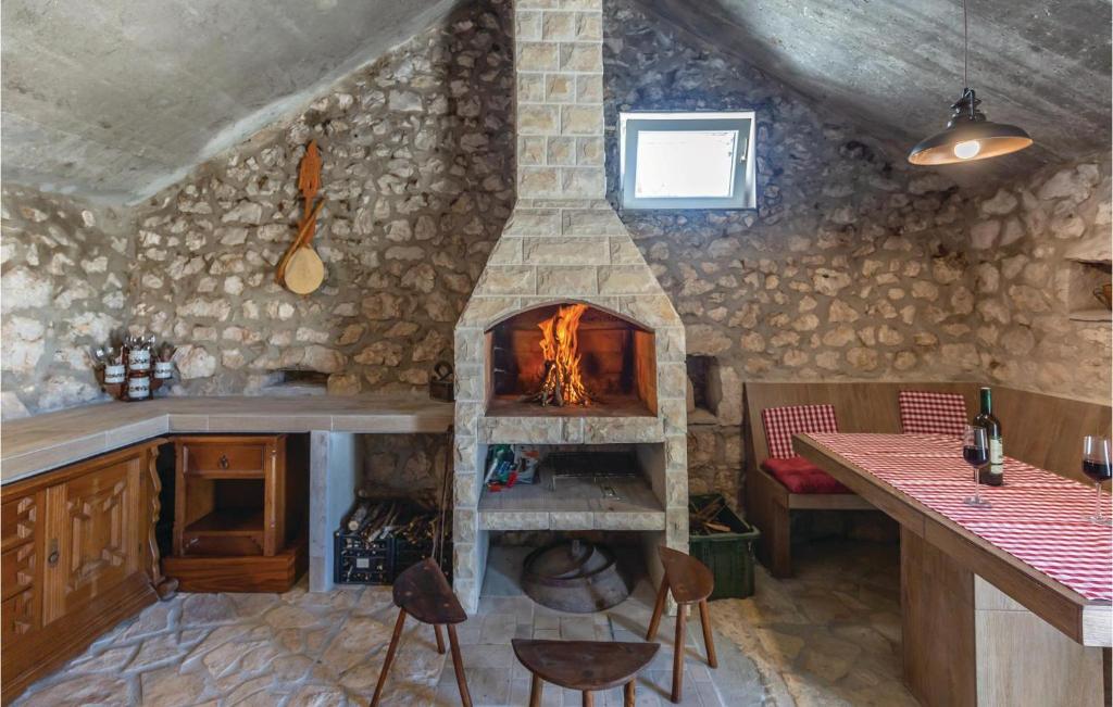 Fotografia z galérie ubytovania Awesome Home In Studenci With Jacuzzi v destinácii Studenci