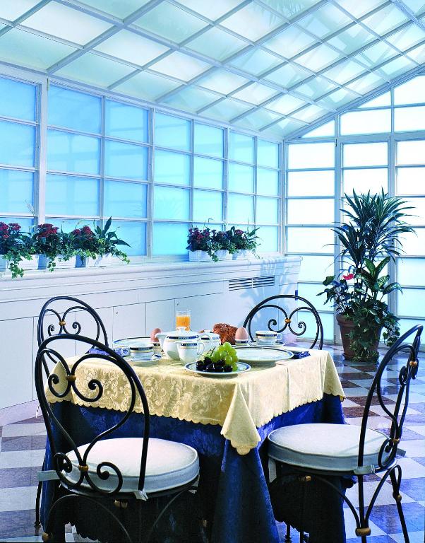 a dining room with a table and two chairs at Hotel Giudecca Venezia in Venice