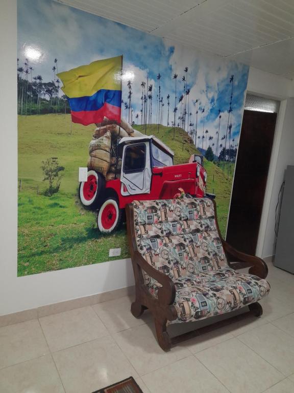 a mural of a tractor and a bed in a room at Casa Maral Hostal in Salento