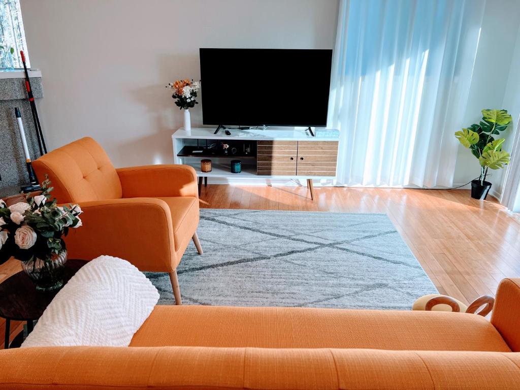 En TV eller et underholdningssystem på Contemporary House with Ocean View Decks