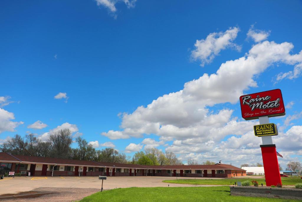 ein Schild für ein Krispy Kreme Motel auf einem Parkplatz in der Unterkunft Raine Motel in Valentine
