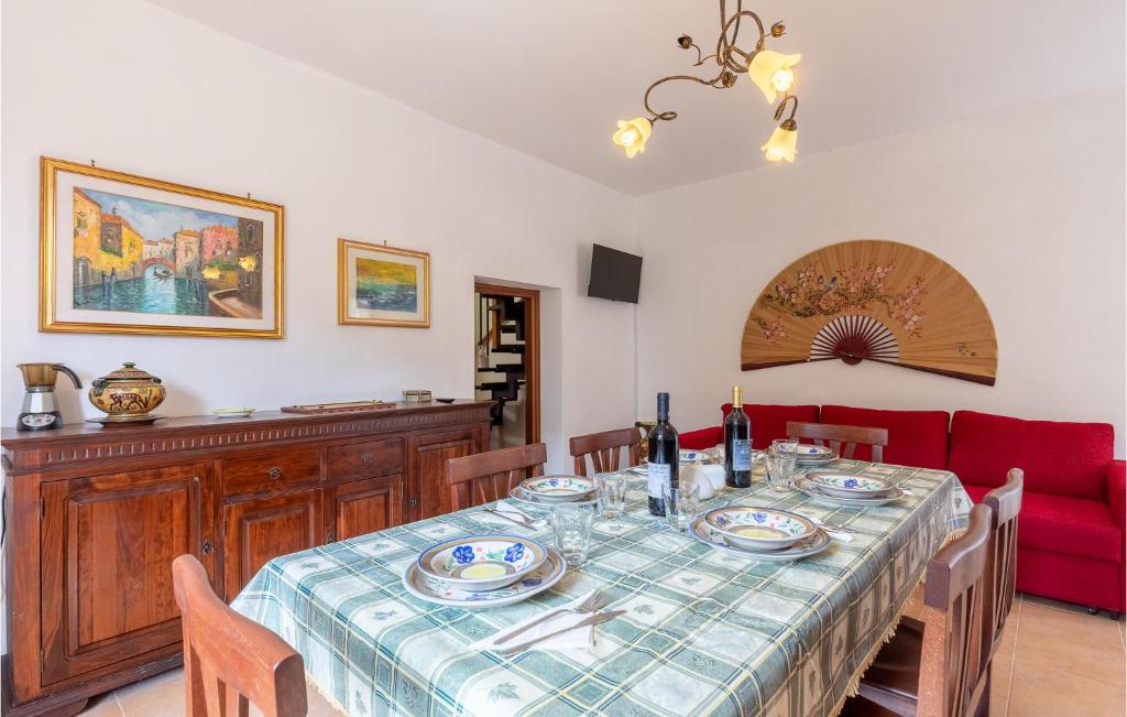 comedor con mesa y sofá rojo en Gorgeous Home In Fabriano With Kitchen, en Fabriano