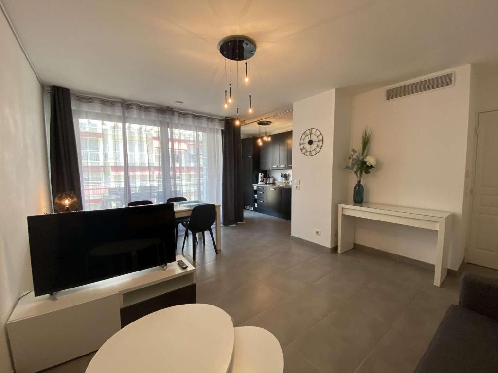 un salon avec une table et une salle à manger dans l'établissement Appartement climatisé 4 couchages avec terrasse et parking sécurisé à Antibes, proche port et mer - FR-1-252-180, à Antibes