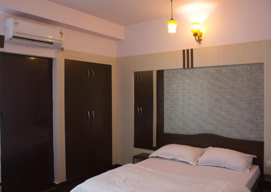 Hotel Holiday Home - Deluxe Double Room