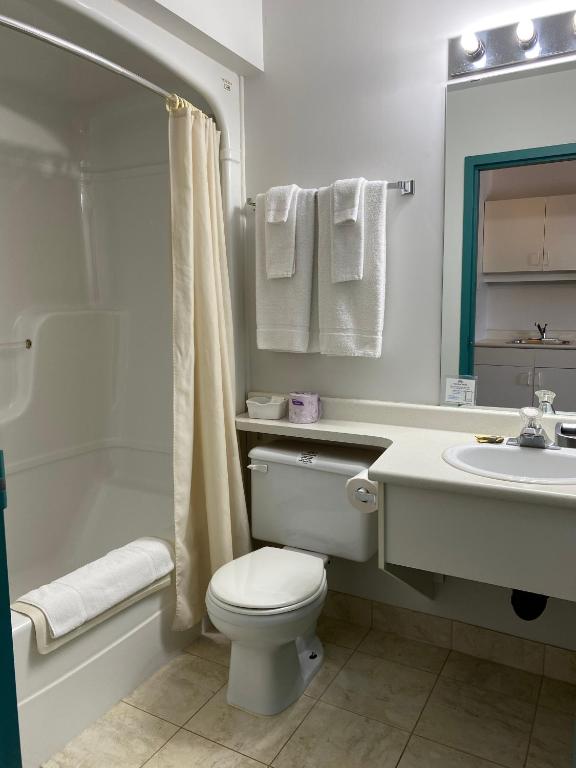 Un baño de Sleep Suite Motel