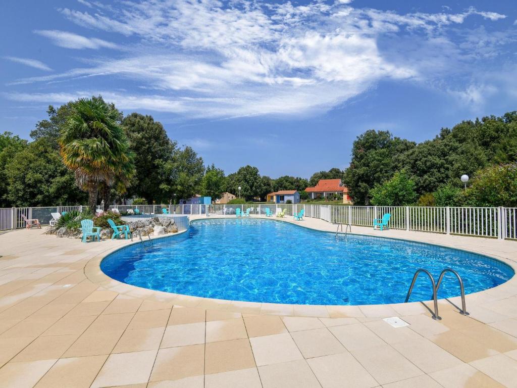 Bazén v ubytování Gîte in a holiday park with swimming pool nebo v jeho okolí