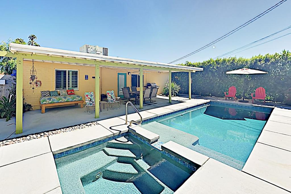 een zwembad voor een huis bij North Sunrise Escape Permit# 4317 in Palm Springs