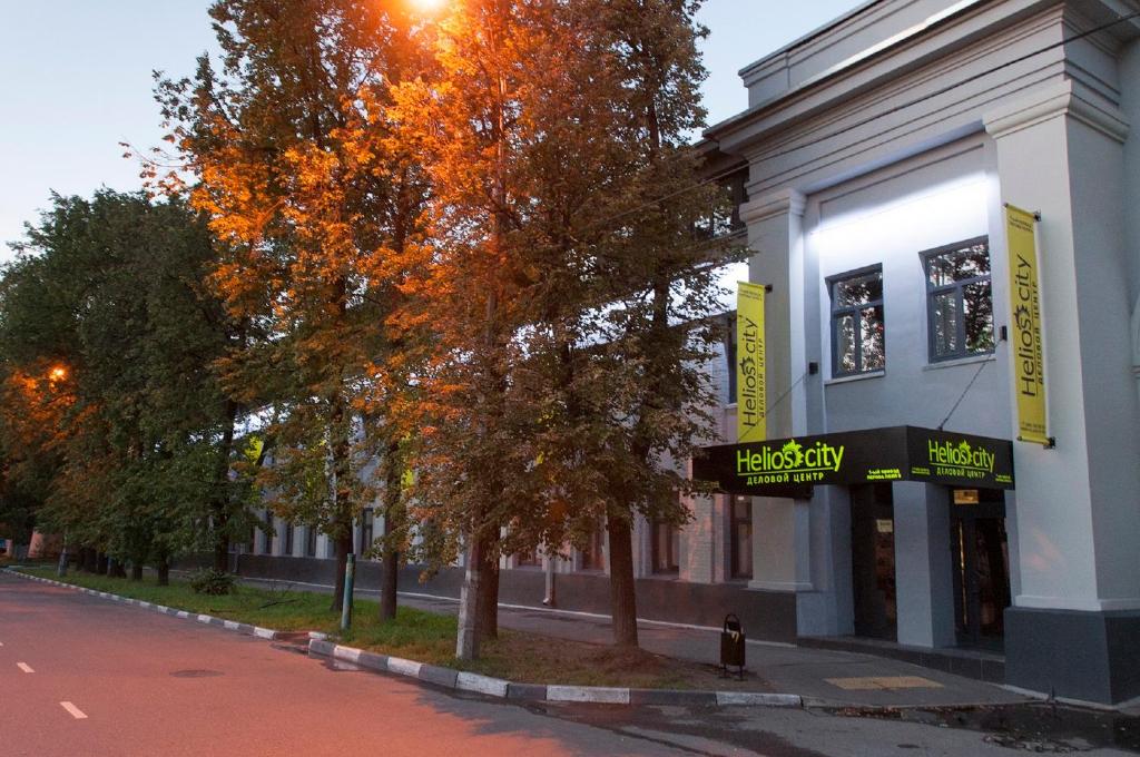 モスクワにあるホテル クリスティンの通りの建物前の木