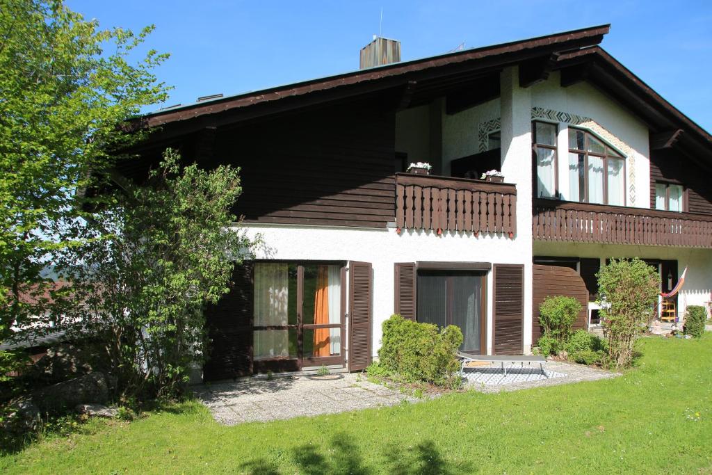 una grande casa con portico e balcone di Apartman Mitterdorf Almberg 7 a Mitterfirmiansreut