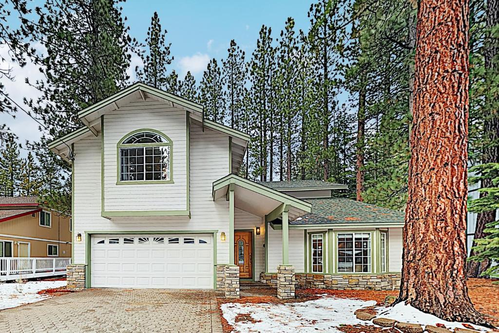 une maison avec un garage et un arbre dans l'établissement Montgomery Estates Ski & Beach Haven, à South Lake Tahoe