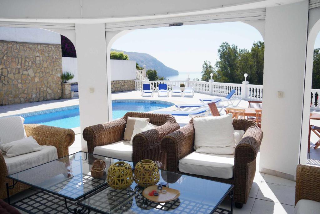 Frente al mar gran villa con piscina privada 12x6m tesisinde veya buraya yakın yüzme havuzu