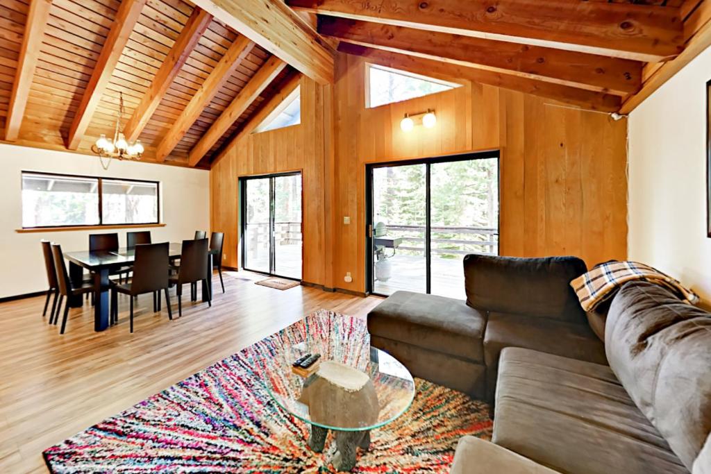 ein Wohnzimmer mit einem Sofa und einem Tisch in der Unterkunft Mountain Charm in Homewood