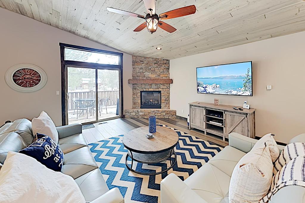 een woonkamer met een bank en een open haard bij Arrowhead Adventures in South Lake Tahoe