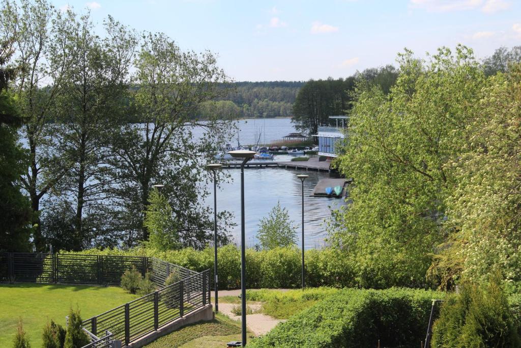 uma vista para uma massa de água com uma doca em Apartament z widokiem na jezioro Ukiel em Olsztyn